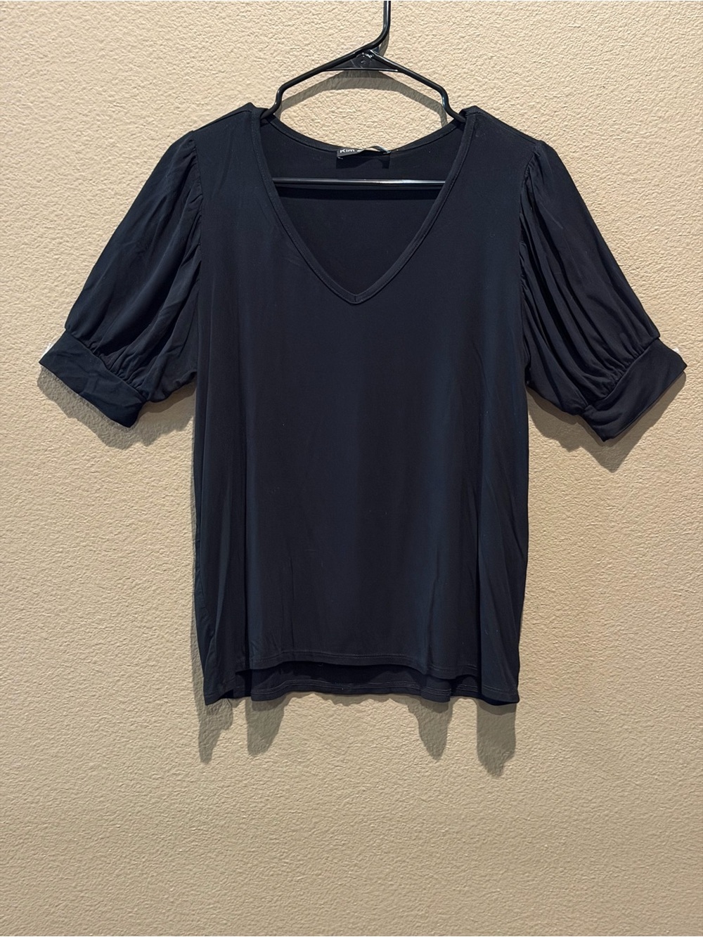 Kim & Cami Black V-Neck Puff Sleeve Tee